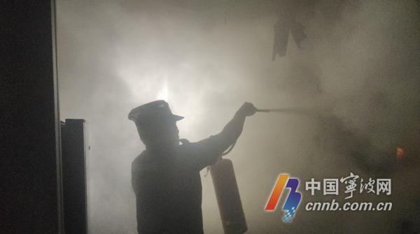 黃金4分鐘！保安化身“雪人”滅火，他們的操作堪稱教科書