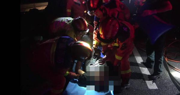 生死營救！青銀高速深夜三車連撞，鄒平消防破拆救出兩名被困司機